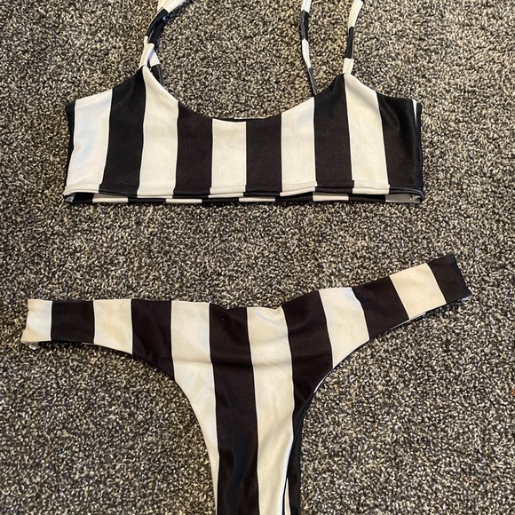 Black and white bikini striped bikini set - Picture 1 of 3